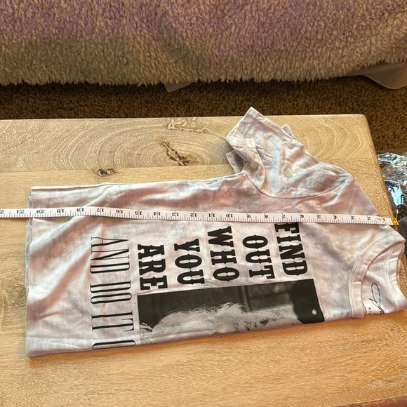 Dolly Parton crop top washed ight gray color size small no gray but sticker - Picture 6 of 6